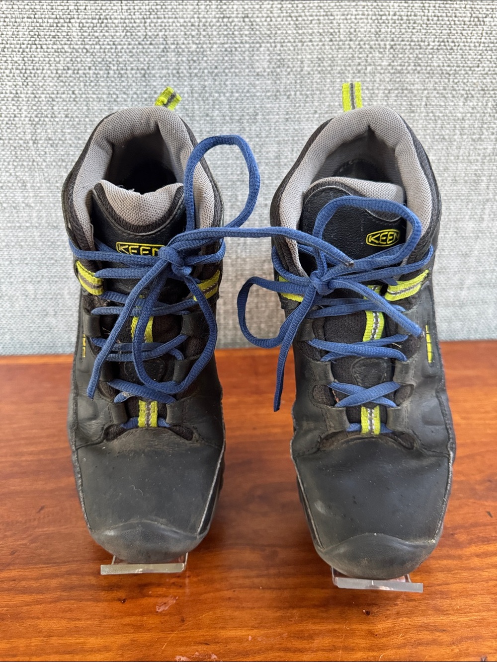 Keen Youth Targhee Mid Waterproof Hiking Boots Black/Yellow Size 5